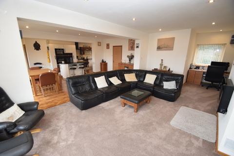4 bedroom detached house for sale - Spring Avenue, Keighley BD21