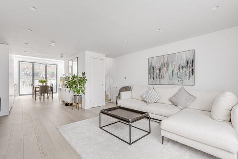 4 bedroom end of terrace house for sale, Avalon Road, London