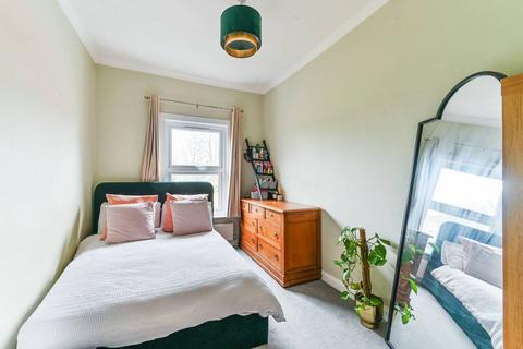 2 bedroom flat to rent, Wrthe Green Road, Carshalton, SM5