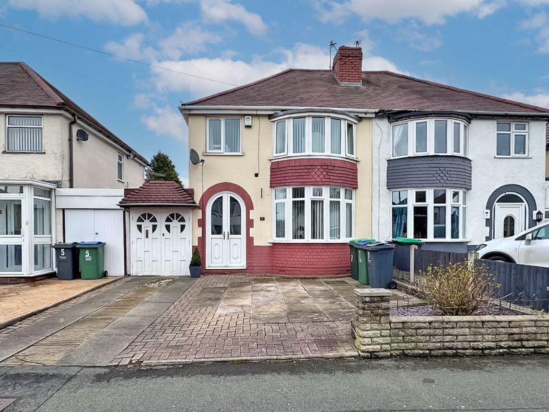 Davis Avenue, Tipton 3 bed semidetached house £220,000