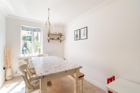 15 Holly Crescent, Corsham, SN13 9GD