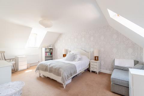 15 Holly Crescent, Corsham, SN13 9GD