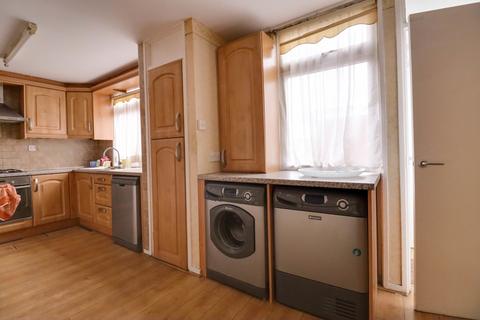 3 bedroom semi-detached house to rent, Goodwood Road, Leicester