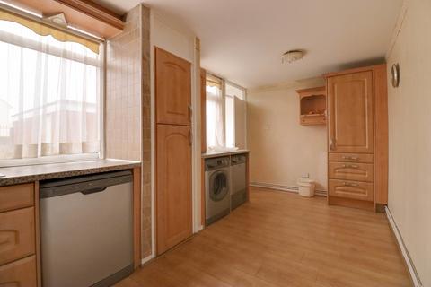 3 bedroom semi-detached house to rent, Goodwood Road, Leicester