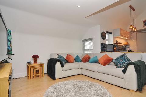 2 bedroom apartment for sale, Crescent Avenue, Plymouth. Stunning Two Bedroom Duplex Apartment with a Garage.