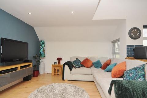 2 bedroom apartment for sale, Crescent Avenue, Plymouth. Stunning Two Bedroom Duplex Apartment with a Garage.