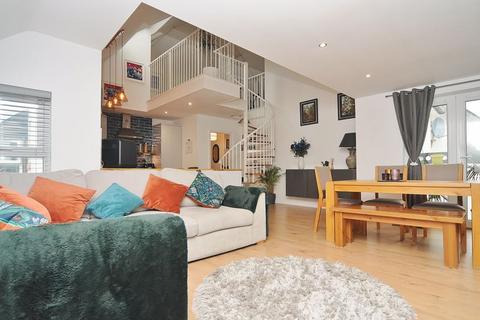 2 bedroom apartment for sale, Crescent Avenue, Plymouth. Stunning Two Bedroom Duplex Apartment with a Garage.