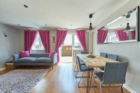 25 Hatton Way, Corsham, SN13 9UW
