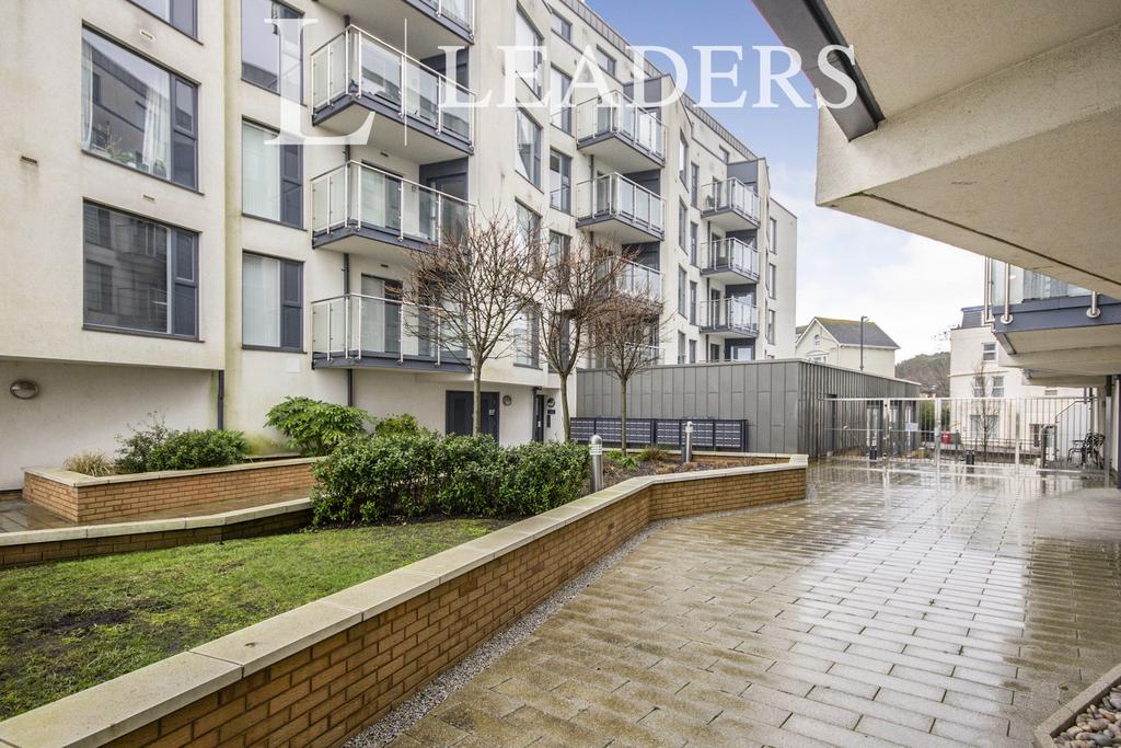 Beacon Road, Bournemouth 3 bed apartment to rent £2,100 pcm (£485 pw)