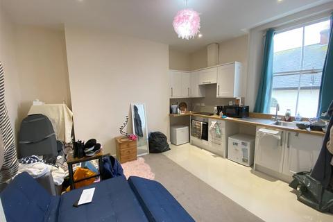 Studio to rent - 106-114 South Street, Eastbourne BN21