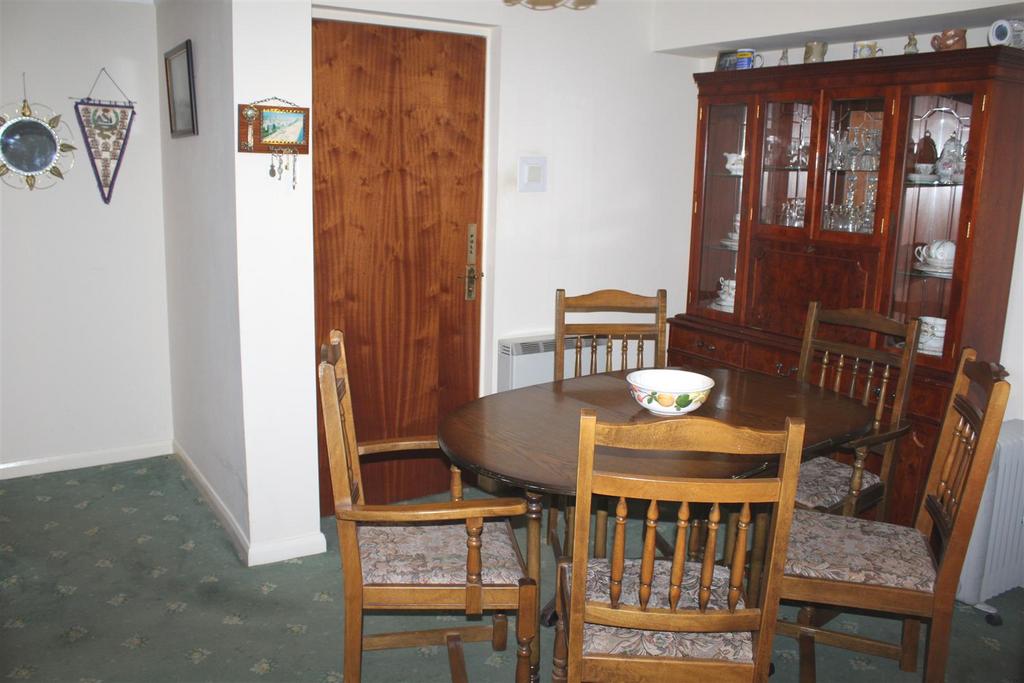 Entrance hall/dining area