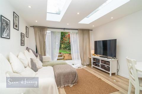 2 bedroom maisonette for sale, Victoria Road, Barnet EN4