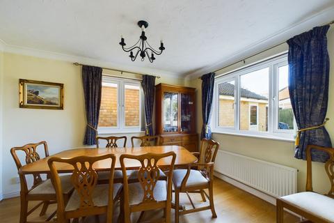 4 bedroom detached house for sale, Cubitt Close, Hitchin, SG4