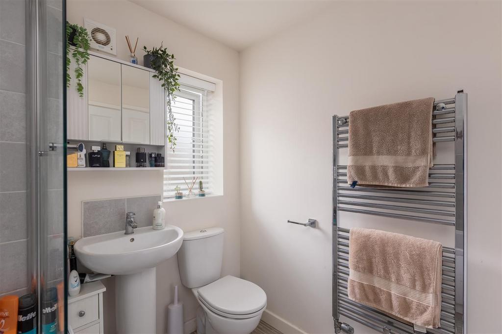 Spring Beck Avenue 33 Bathroom-2[1].jpg