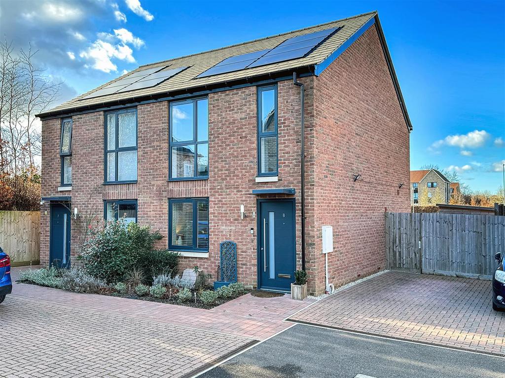 Plymouth Close, Cambridge CB3 2 bed semidetached house for sale £450,000