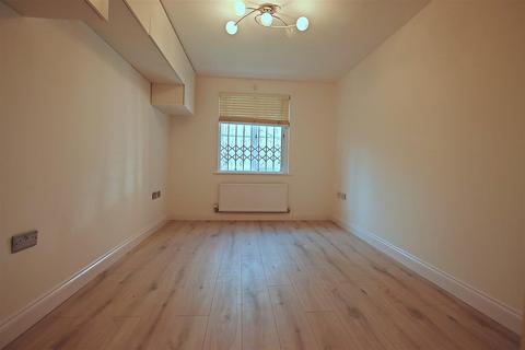 2 bedroom flat for sale, Fitzwilliam Court, Eaton Way, Borehamwood