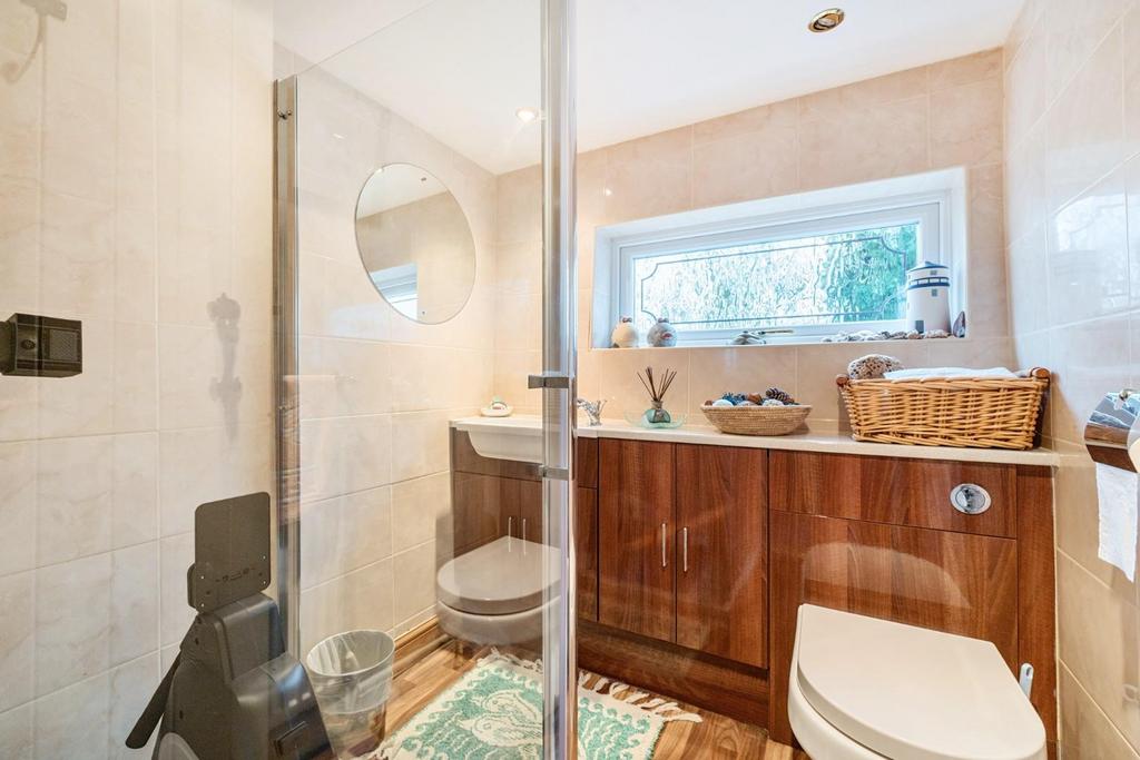 2nd SHOWER ROOM.jpg