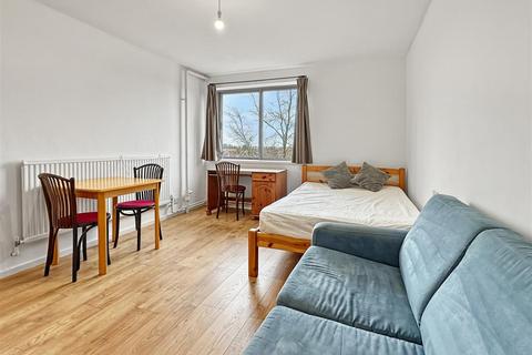 Studio to rent, Mayflower House, Cambridge CB4