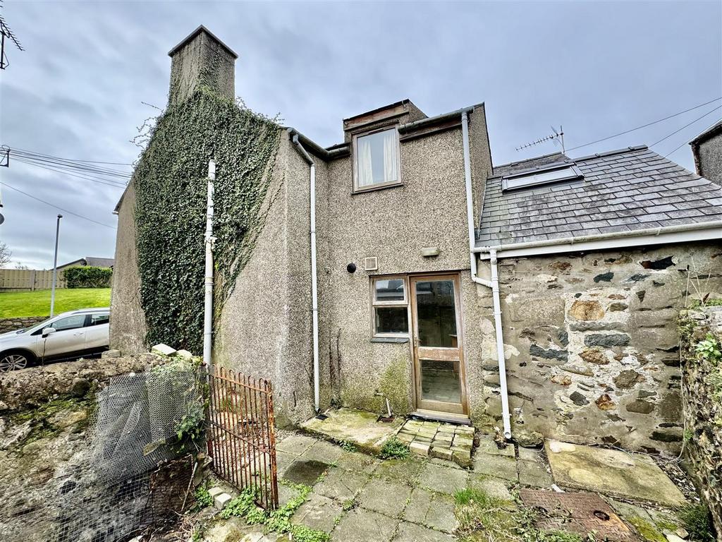 School Terrace, Abererch, Pwllheli 2 bed end of terrace house for sale