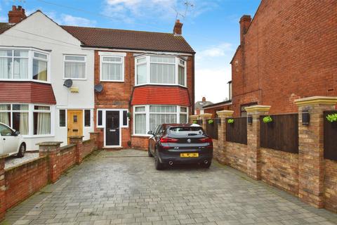 3 bedroom end of terrace house for sale - Graham Avenue, Hull