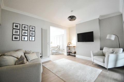 3 bedroom end of terrace house for sale - Graham Avenue, Hull