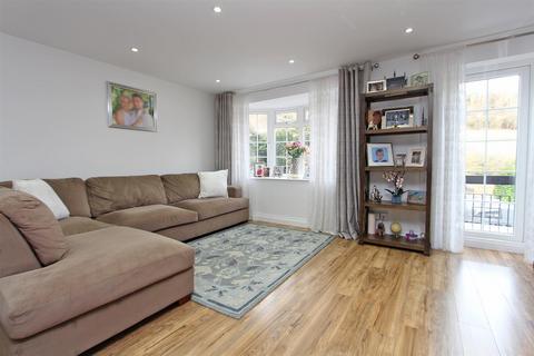 3 bedroom townhouse to rent, Outwood Lane