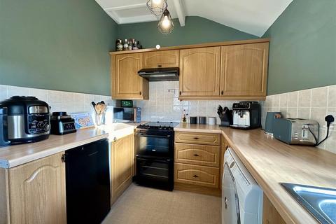 2 bedroom terraced house for sale, Commercial Road, Skelmanthorpe, Huddersfield, HD8 9DS