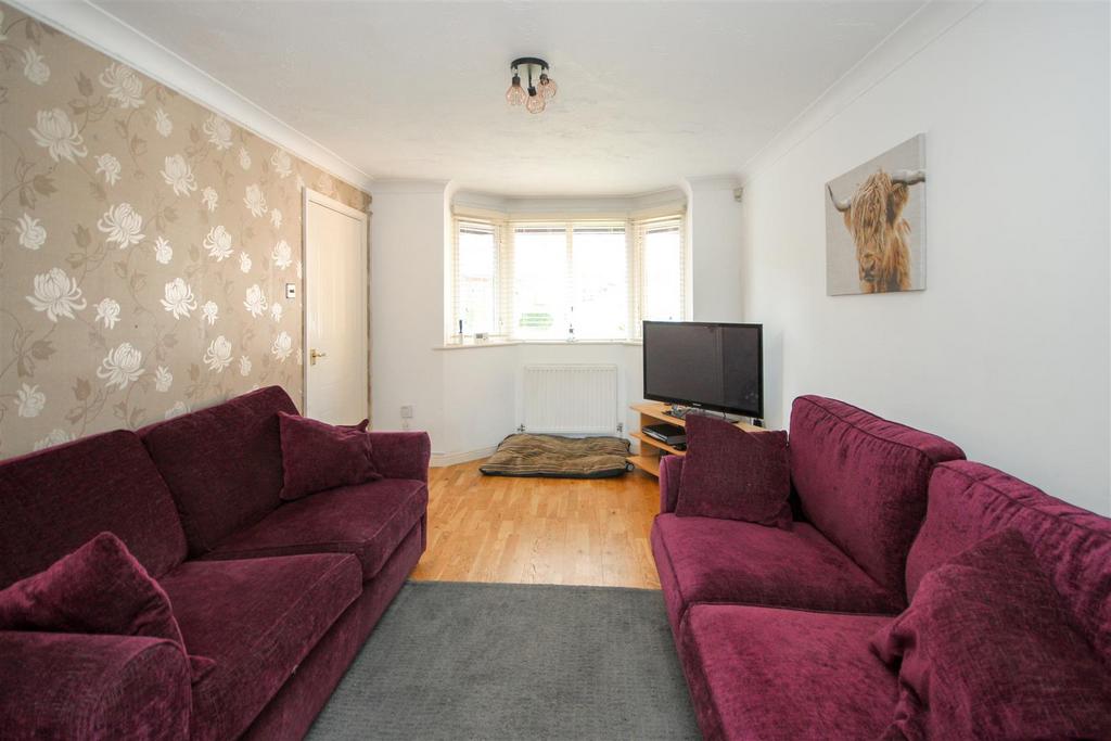 Chatsworth Drive, Wellingborough NN8 4 bed detached house £1,800 pcm