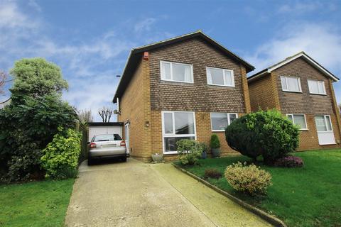 4 bedroom house to rent, Lingfield Drive, Worth, Crawley, West Sussex. RH10 7XQ