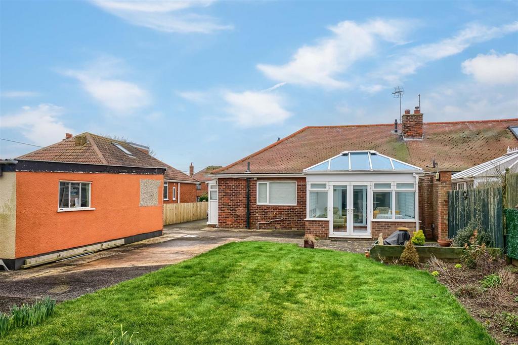 Holmpton Road, Withernsea 2 bed semidetached bungalow for sale £200,000