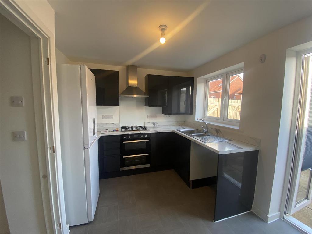 Lesley Lane, Monkton Heathfield 3 bed semidetached house to rent £