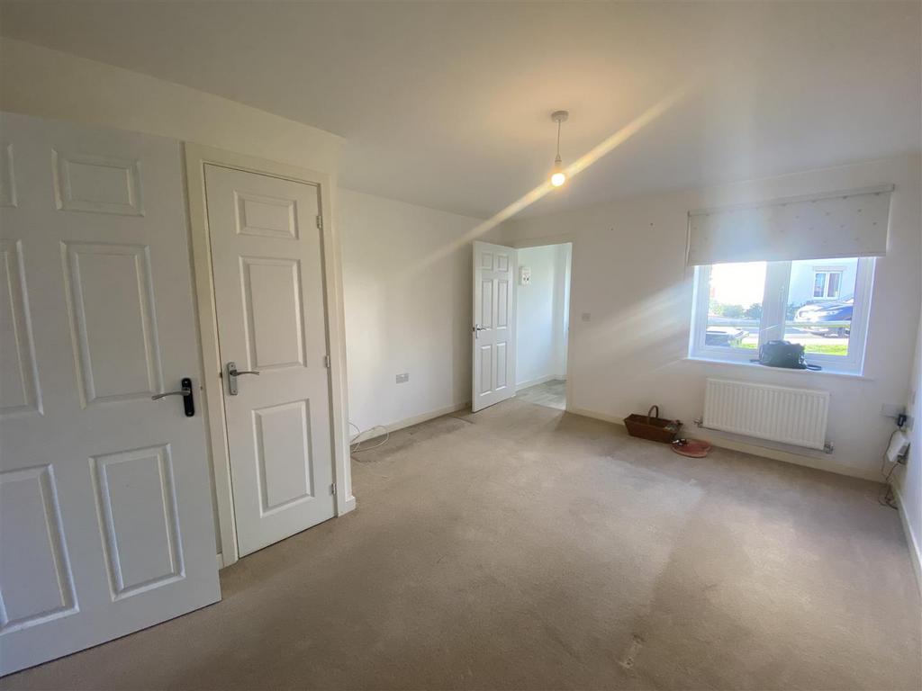 Lesley Lane, Monkton Heathfield 3 bed semidetached house to rent £