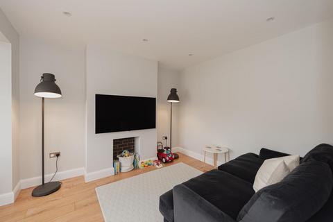 24 Dirdene Gardens, Epsom, KT17 4AX