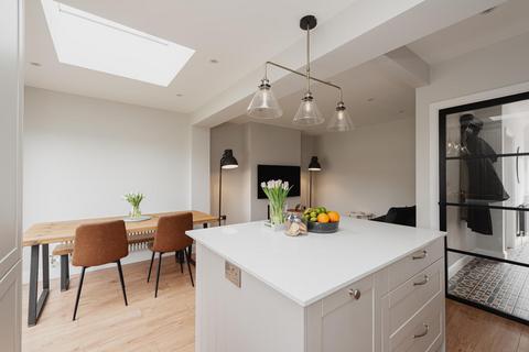 24 Dirdene Gardens, Epsom, KT17 4AX