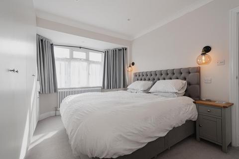 24 Dirdene Gardens, Epsom, KT17 4AX