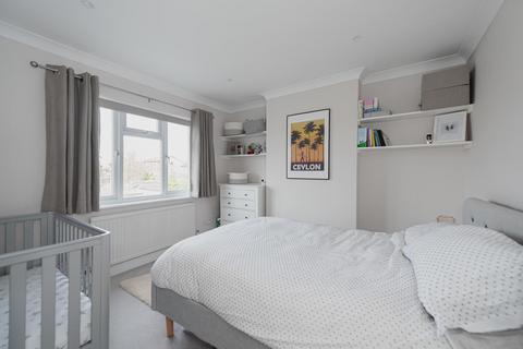 24 Dirdene Gardens, Epsom, KT17 4AX