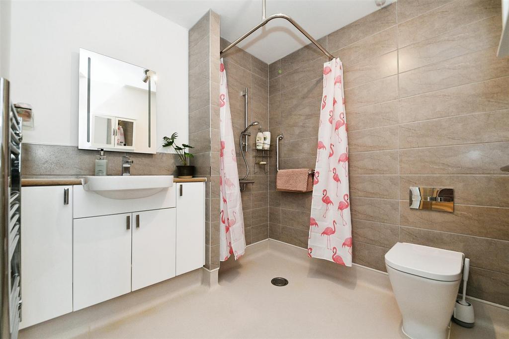 Ensuite bathroom.jpg