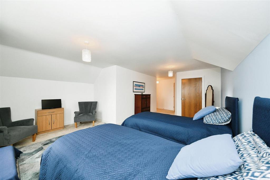 Main bedroom 3.jpg