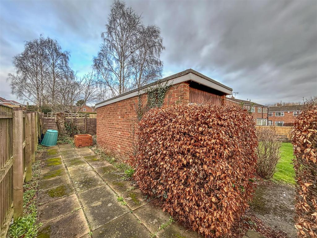 Side Garden /Garage