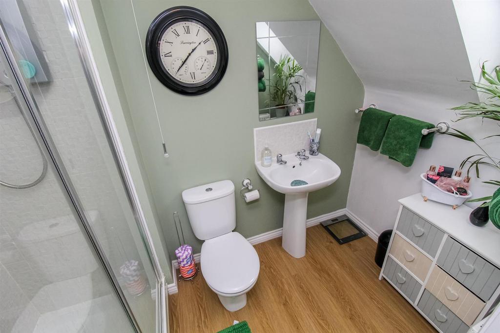 En suite shower room/w.c.