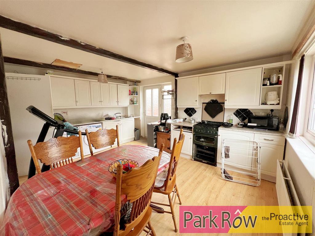 Summerbridge Close, Batley 3 bed detached house £130,000