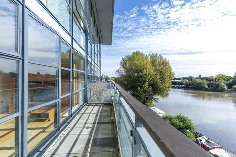 1 bedroom apartment for sale, Point Wharf Lane, Brentford, TW8