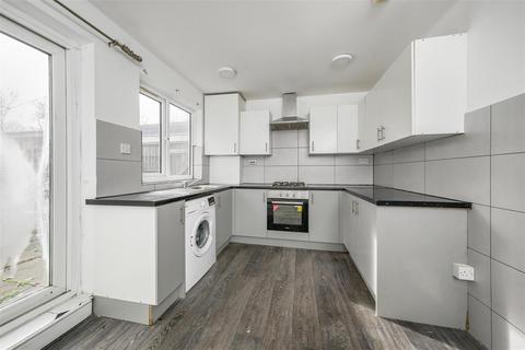 3 bedroom end of terrace house for sale - The Alders, Hounslow
