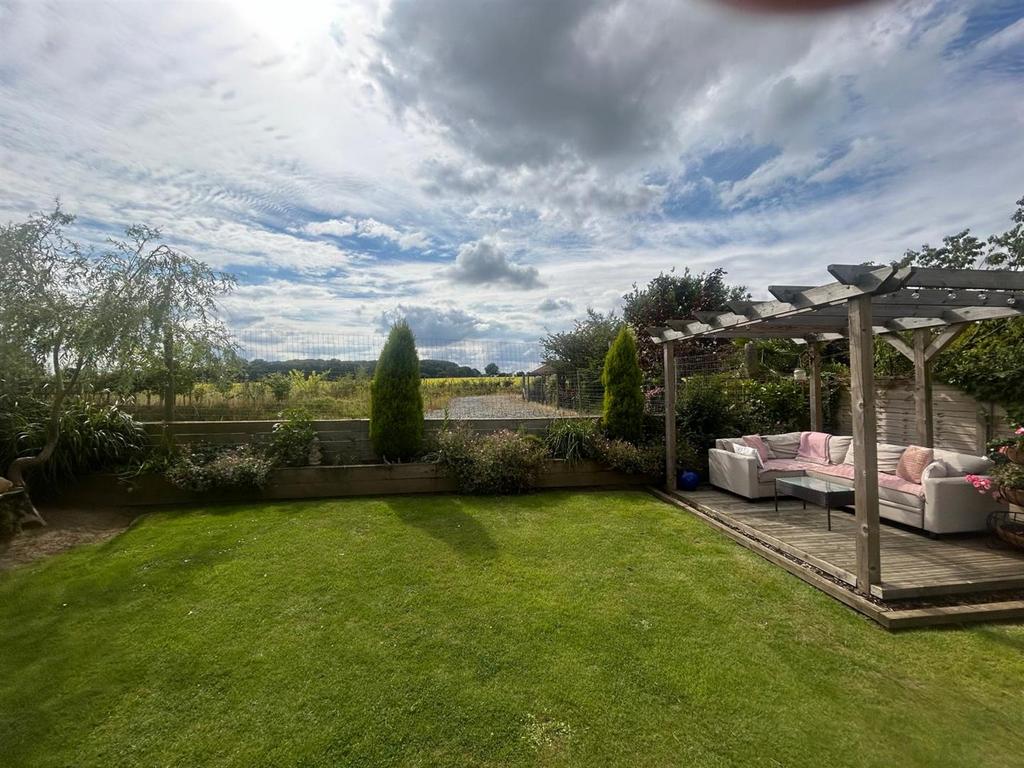 Patio, Pergola &amp; Views!