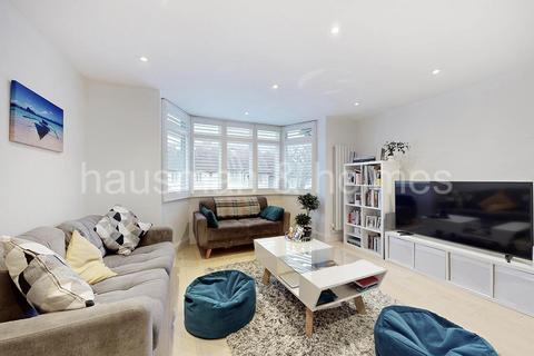 3 bedroom flat for sale, St. Johns Road, NW11