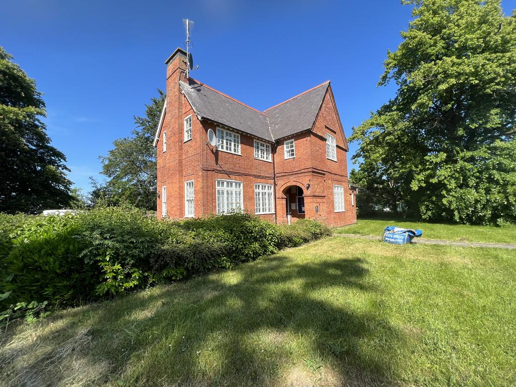 The Drive, Countesthorpe, Leicester, LE8 1 bed ground floor flat to rent £700 pcm (£162 pw)