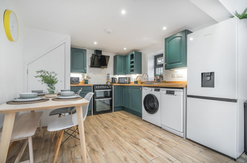 Annexe Kitchen - Matt Bowyer Ewemove Whitchurch an