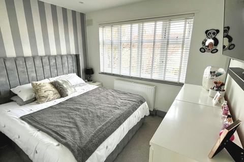 24 Mount Road, Chessington, KT9 1JG