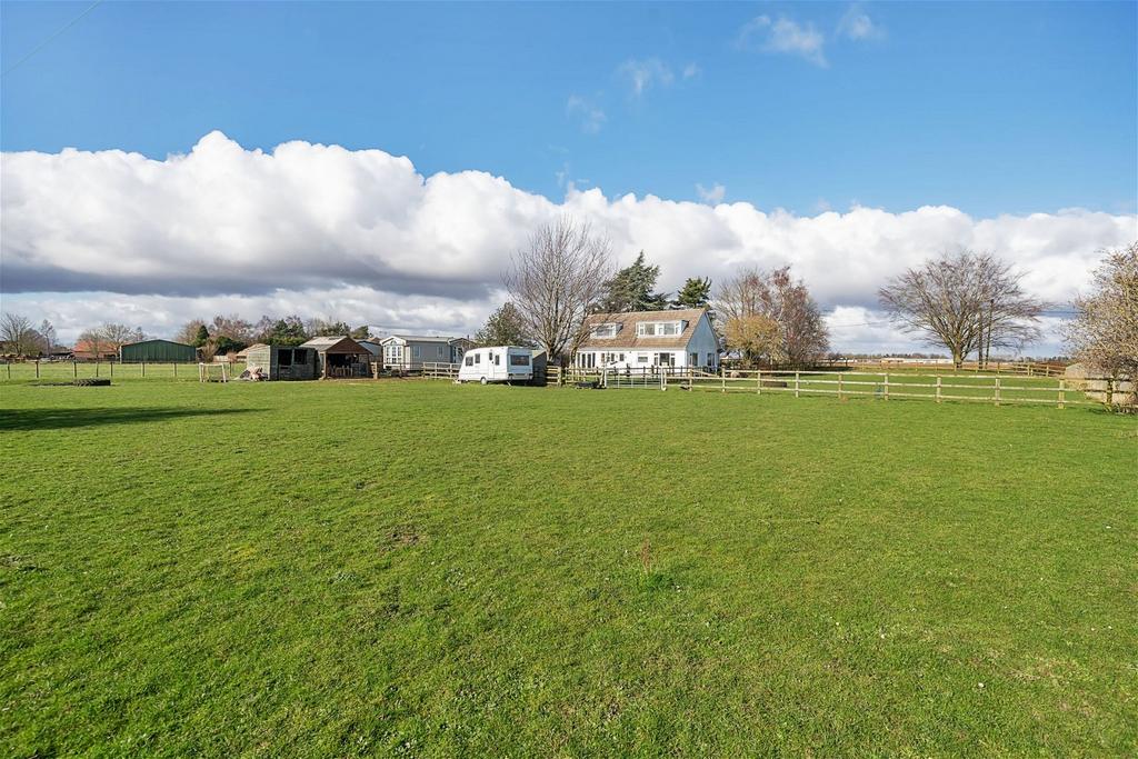 Fleet Road, Holbeach, Spalding, PE12 8LD 4 bed equestrian property for