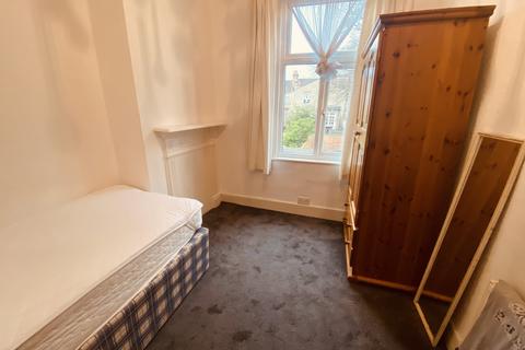 1 bedroom in a house share to rent - Maidstone Road, London N11